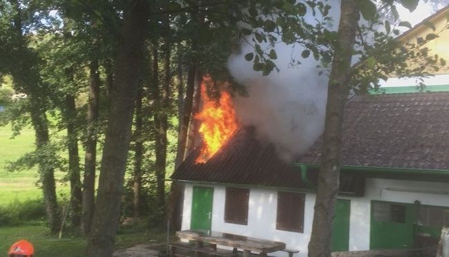 2 brand beim presshaus in reichendorf am 21.09.2016.jpg